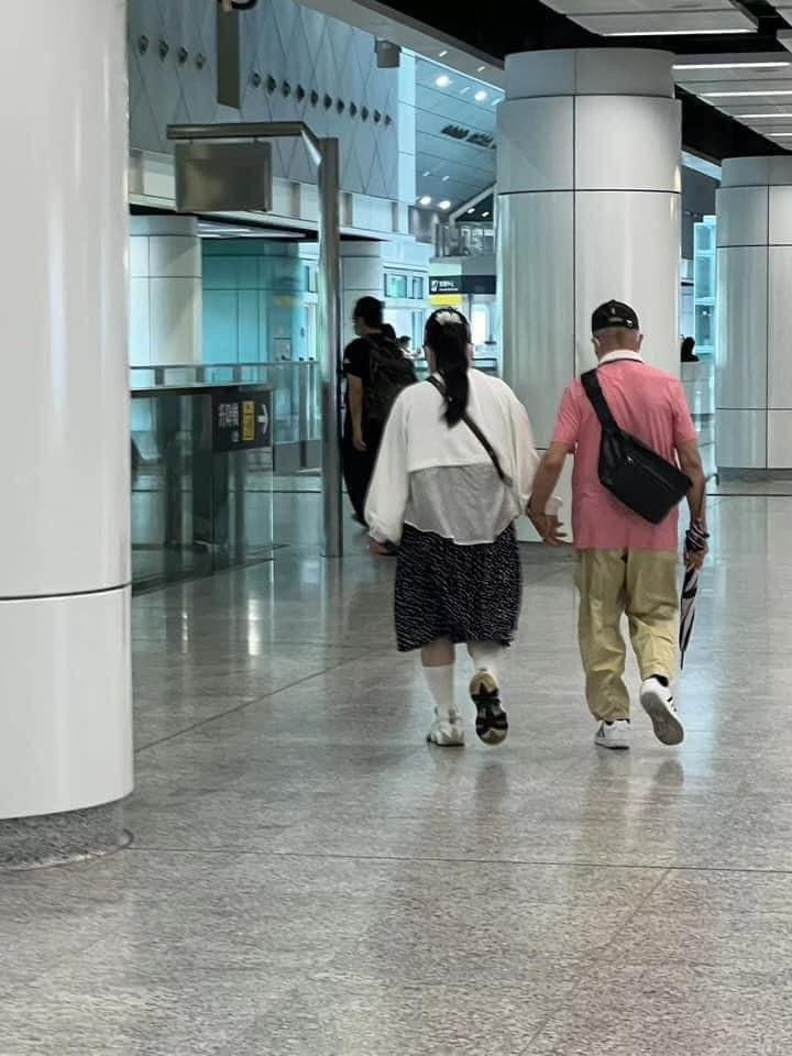 有網民在香港站見到何伯夫婦手拖手。