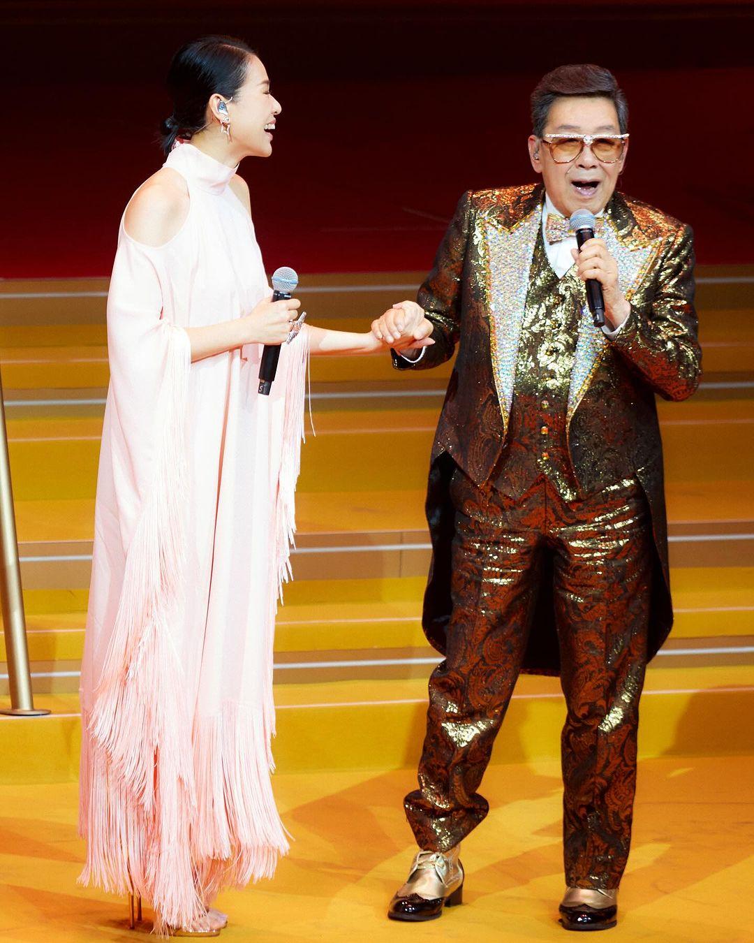 胡杏兒在台上唱出《妳的名字我的姓氏》。