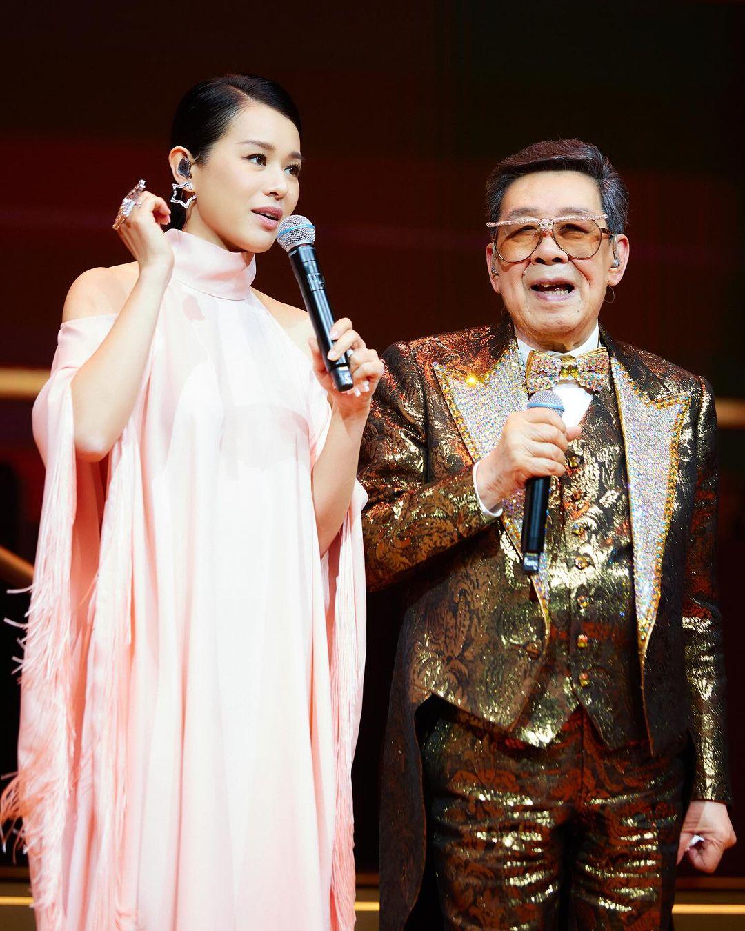 胡杏兒在台上唱出《妳的名字我的姓氏》。