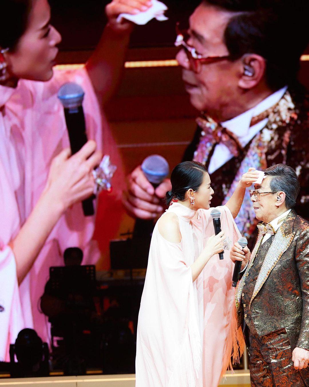 胡杏兒在台上唱出《妳的名字我的姓氏》。