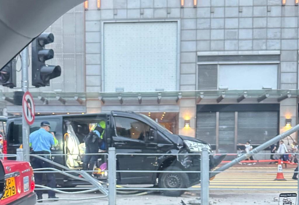 客貨車失控撞向安全島。(FB「馬路的事(即時交通資訊台)」)