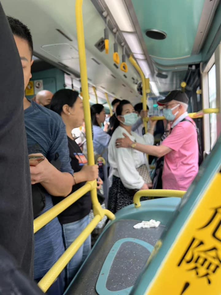 有網民在巴士車廂內見到何伯夫婦手拖手。