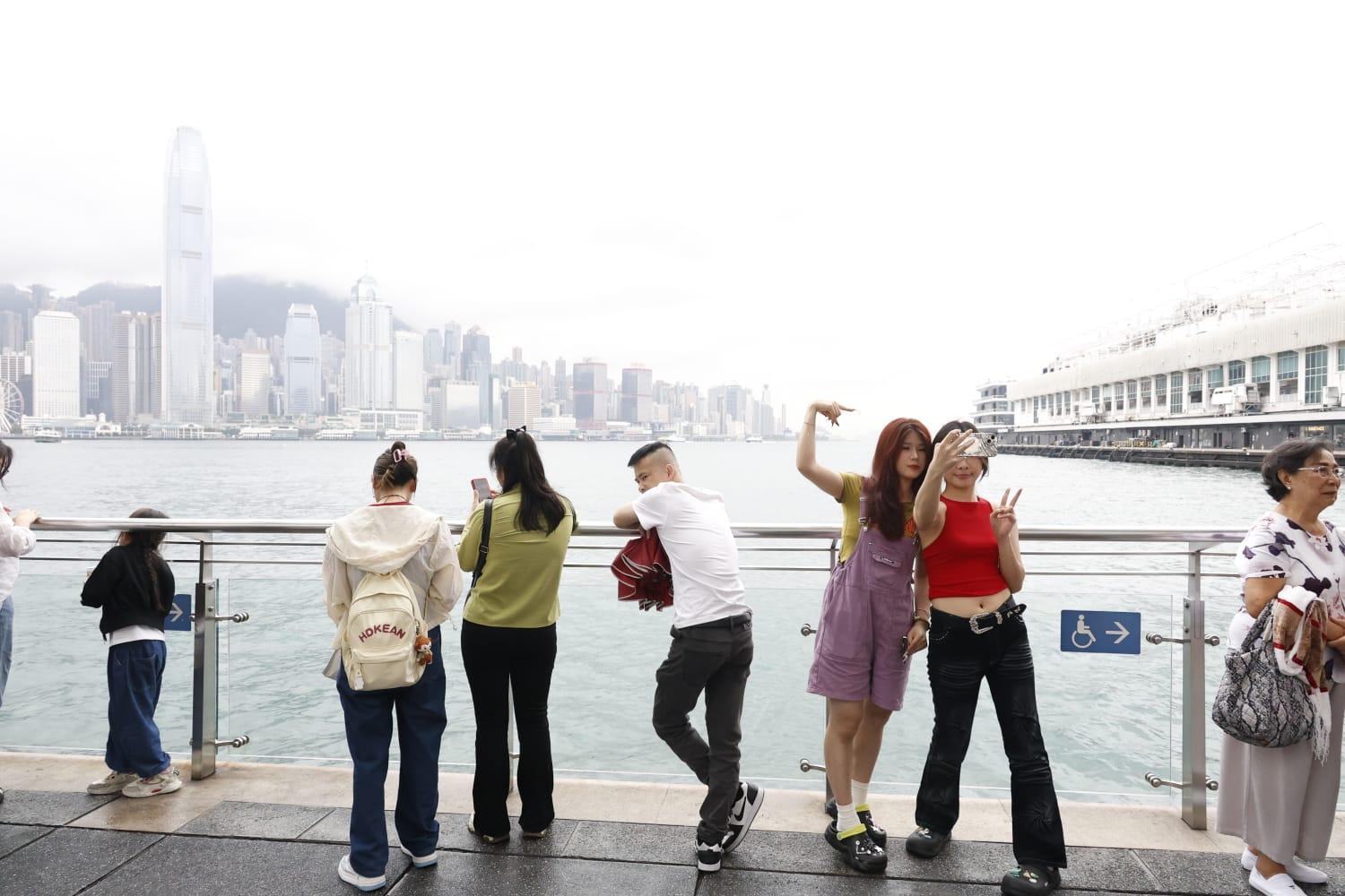 旅客遊港興致不減。(林俊源攝)