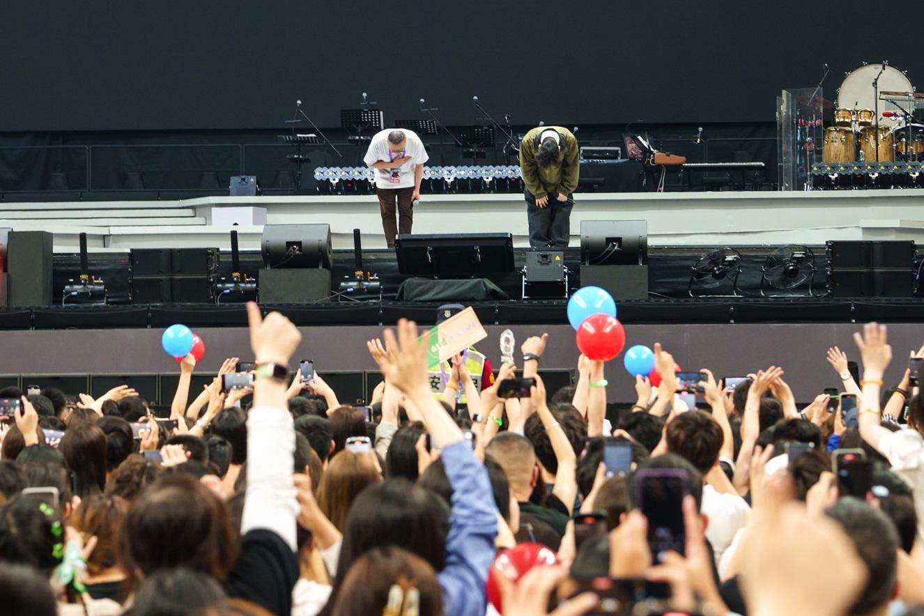 Eason為取消兩場杭州演唱會向觀眾鞠躬道歉。