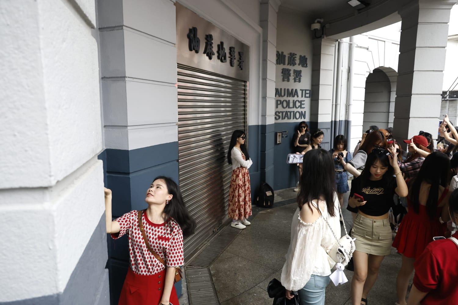 油麻地警署成為內地遊客寵兒。(林俊源攝)