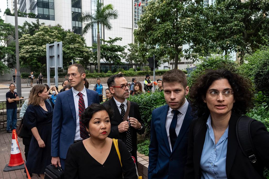 多國領事排隊輪候旁聽。(美聯社)