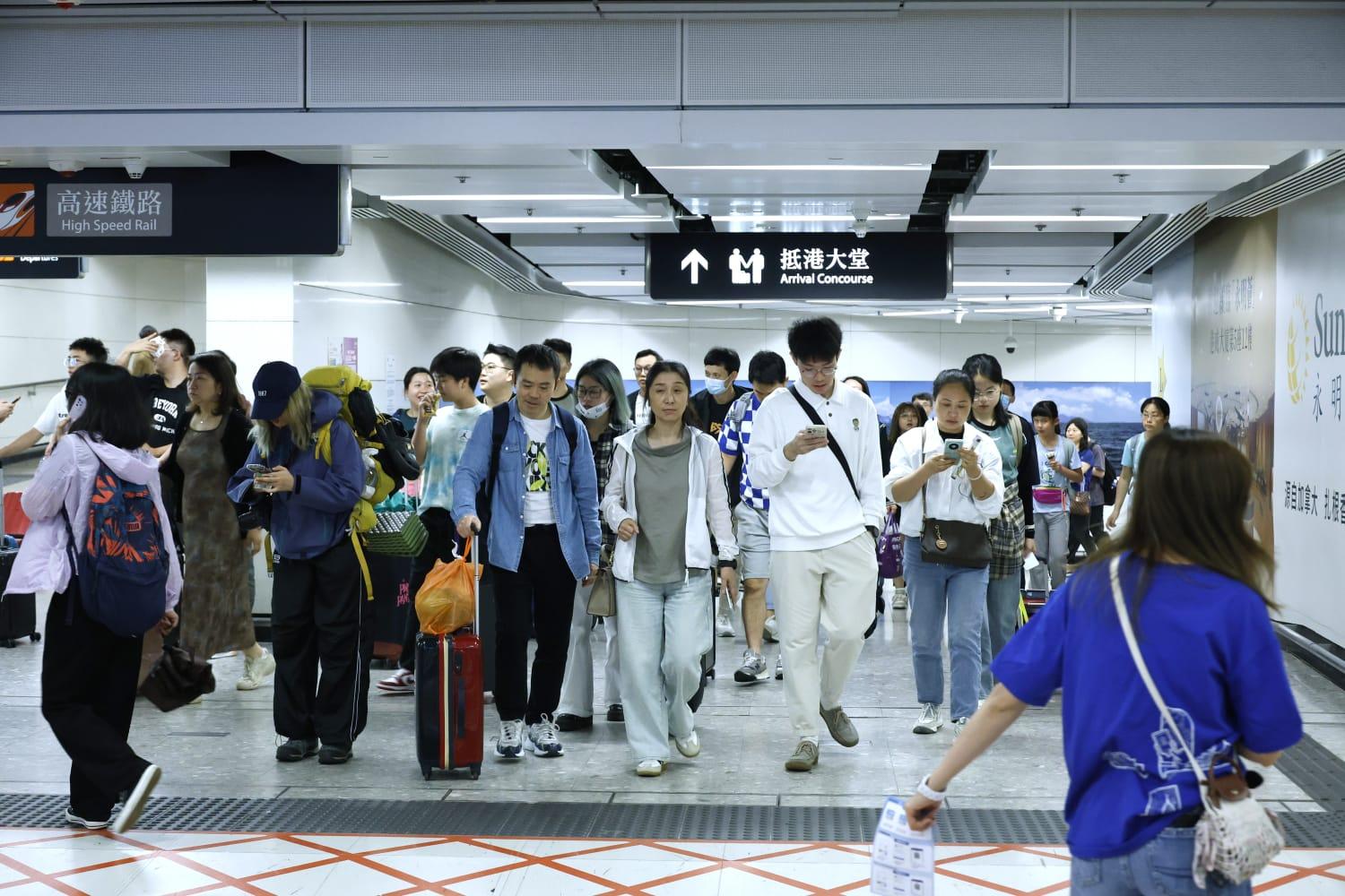 高鐵西九龍站人頭湧湧。(林俊源攝)