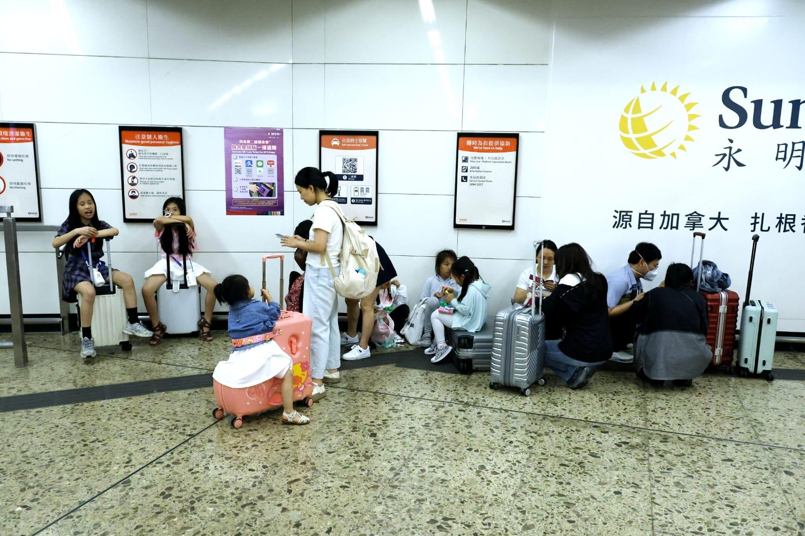 高鐵西九龍站人頭湧湧。(林俊源攝)