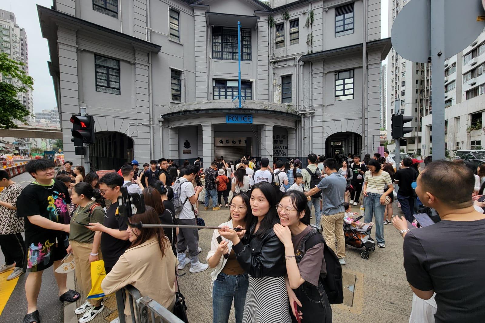 油麻地警署成為內地遊客寵兒。(林俊源攝)