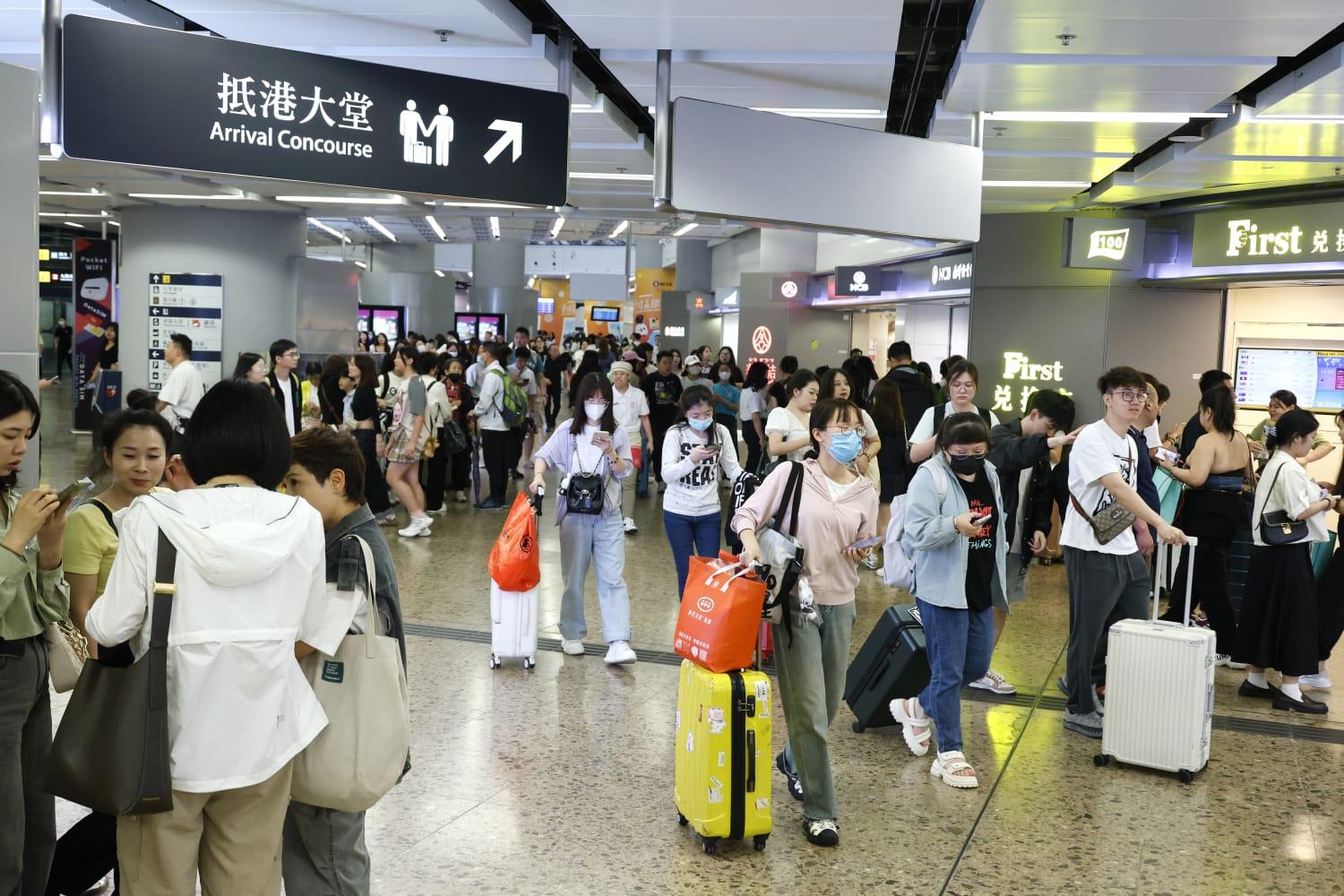 高鐵西九龍站人頭湧湧。(林俊源攝)