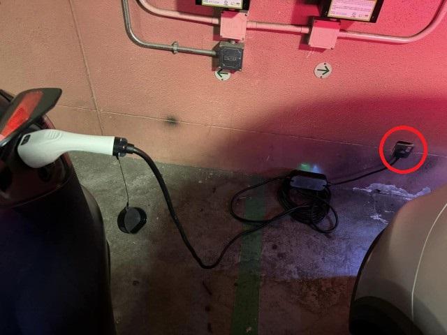 網上熱話|Tesla車主竟然用上牆上的插蘇充電。(網上圖片)