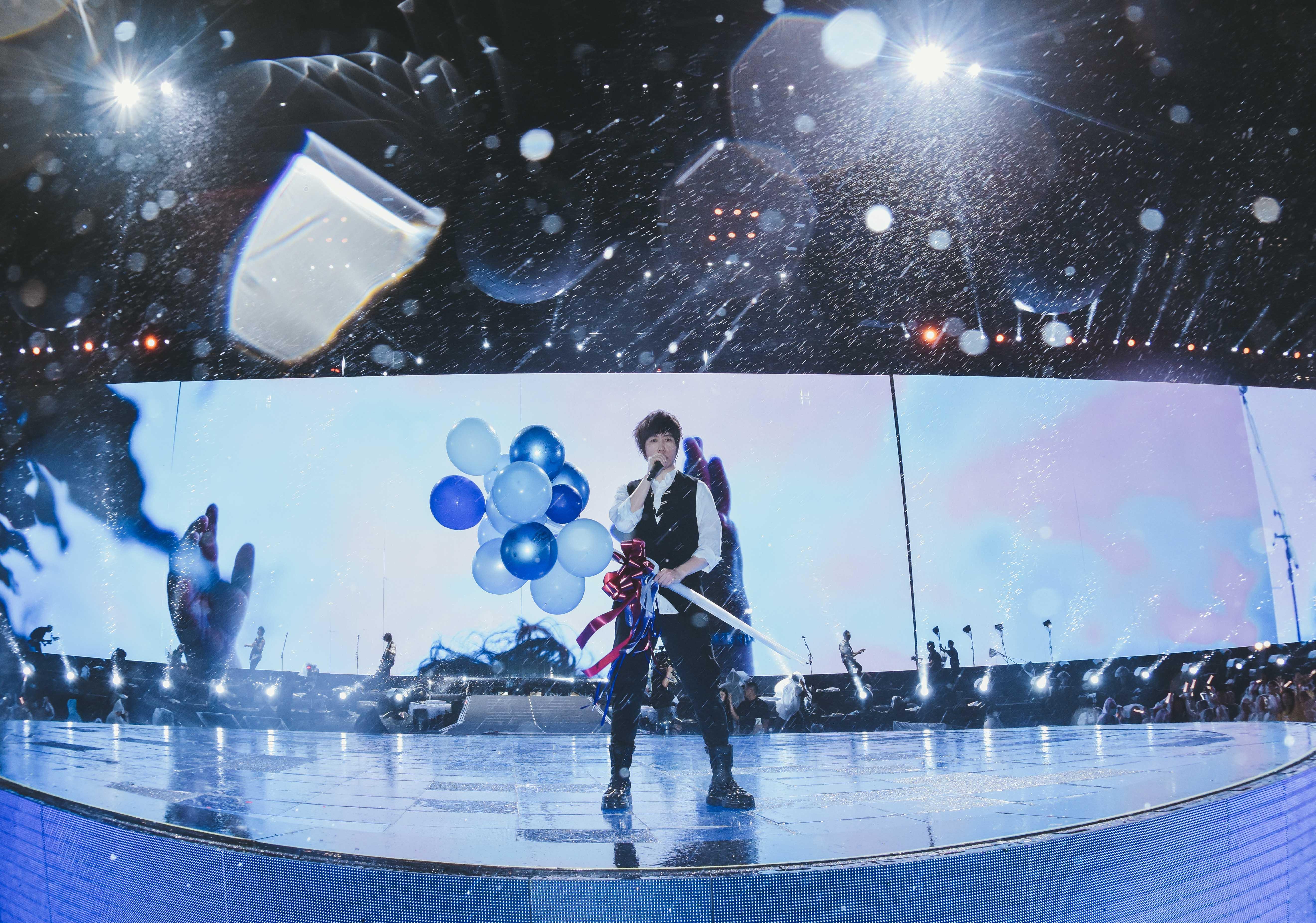 五月天雷暴雨下唱出《倔強》。