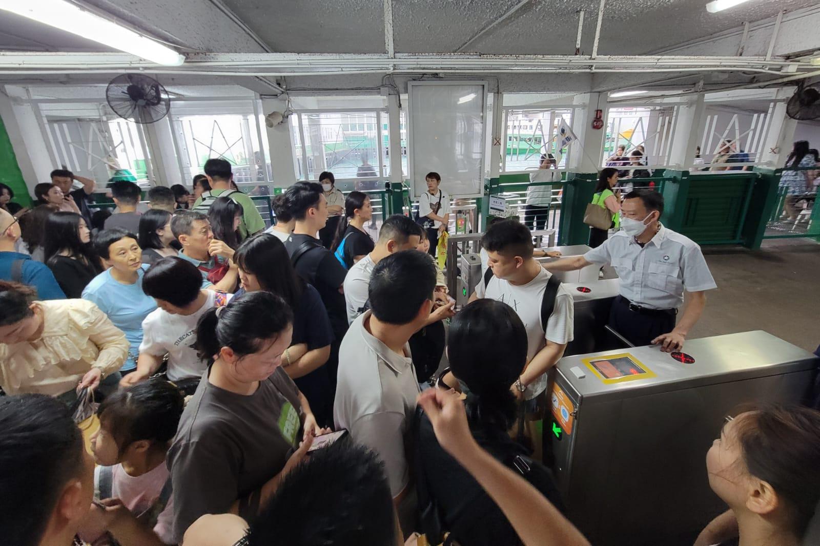 五一長假期吸引不少內地旅客來港遊玩。(資料圖片)