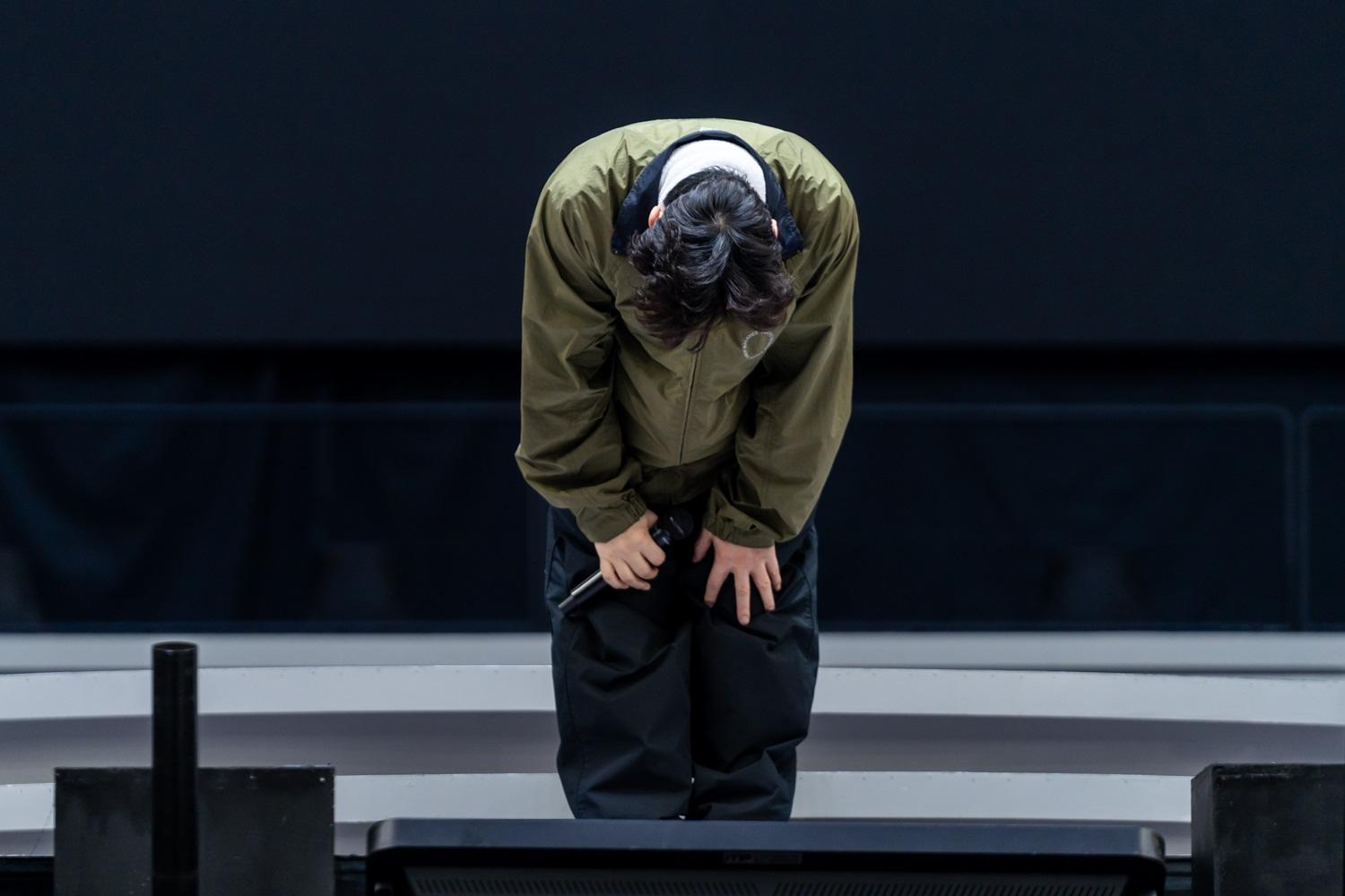 Eason為取消兩場杭州演唱會向觀眾鞠躬道歉。