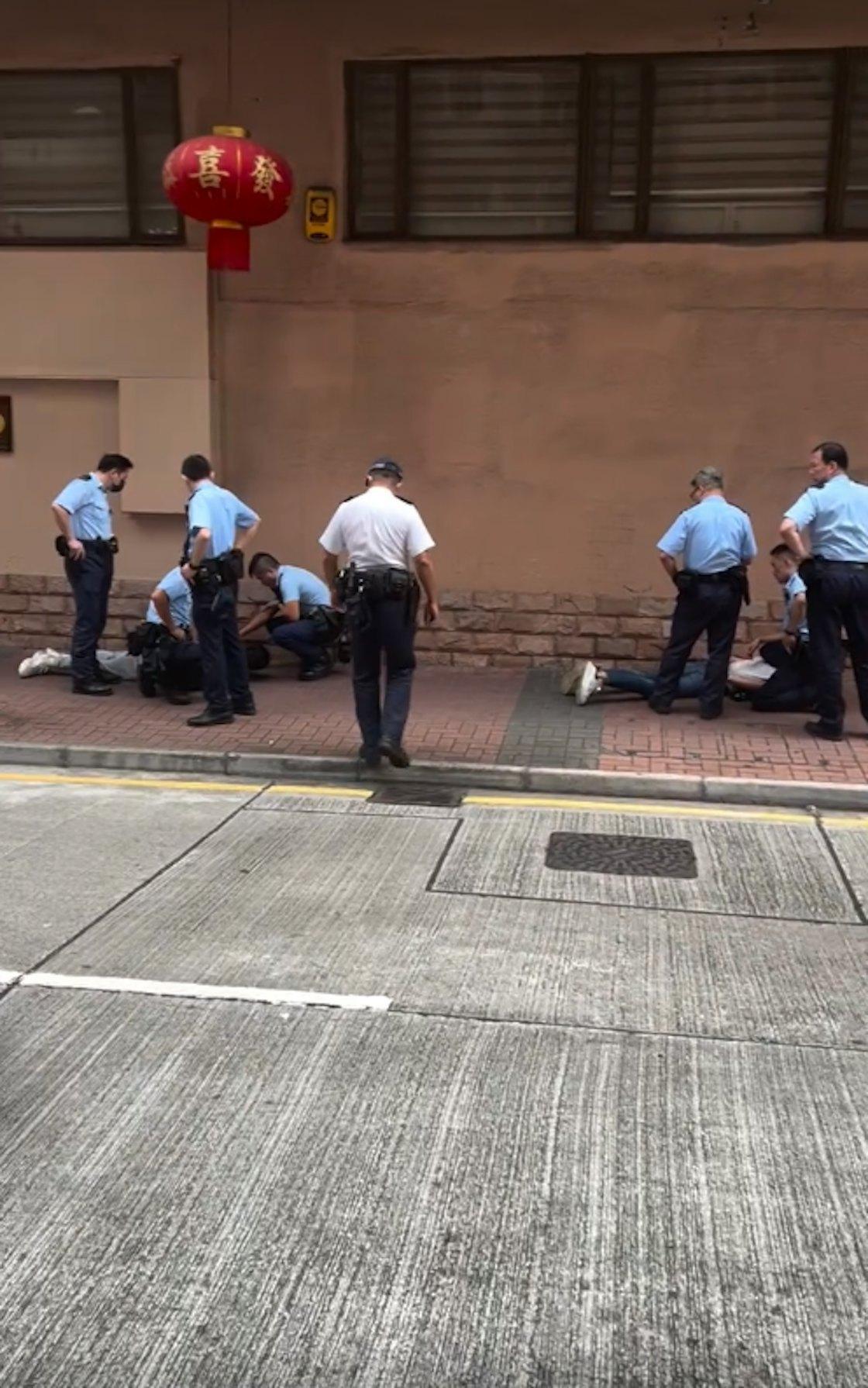 警方在荔枝角截疑掛假牌可疑車輛,制服5名男子。(網片截圖)