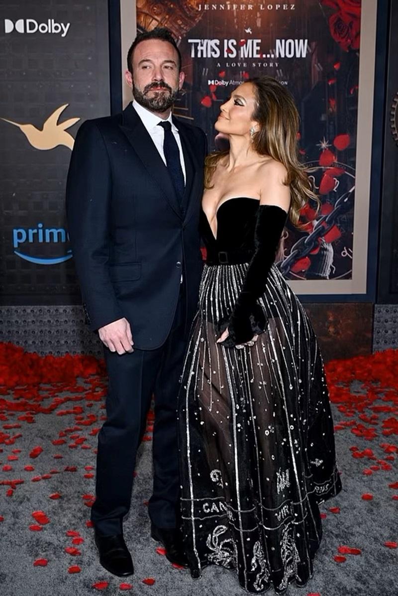 外界對阿班與珍妮花的戀情失去興趣。