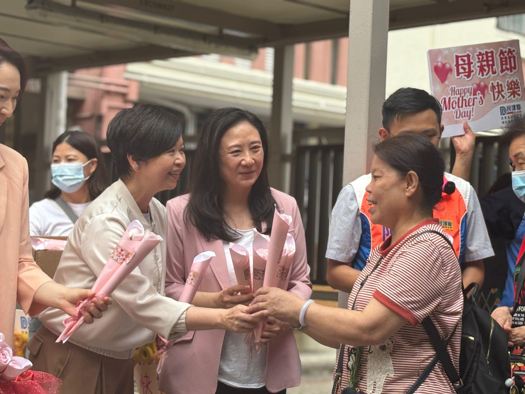 何永賢到沙田派花。(林嘉瑩攝)