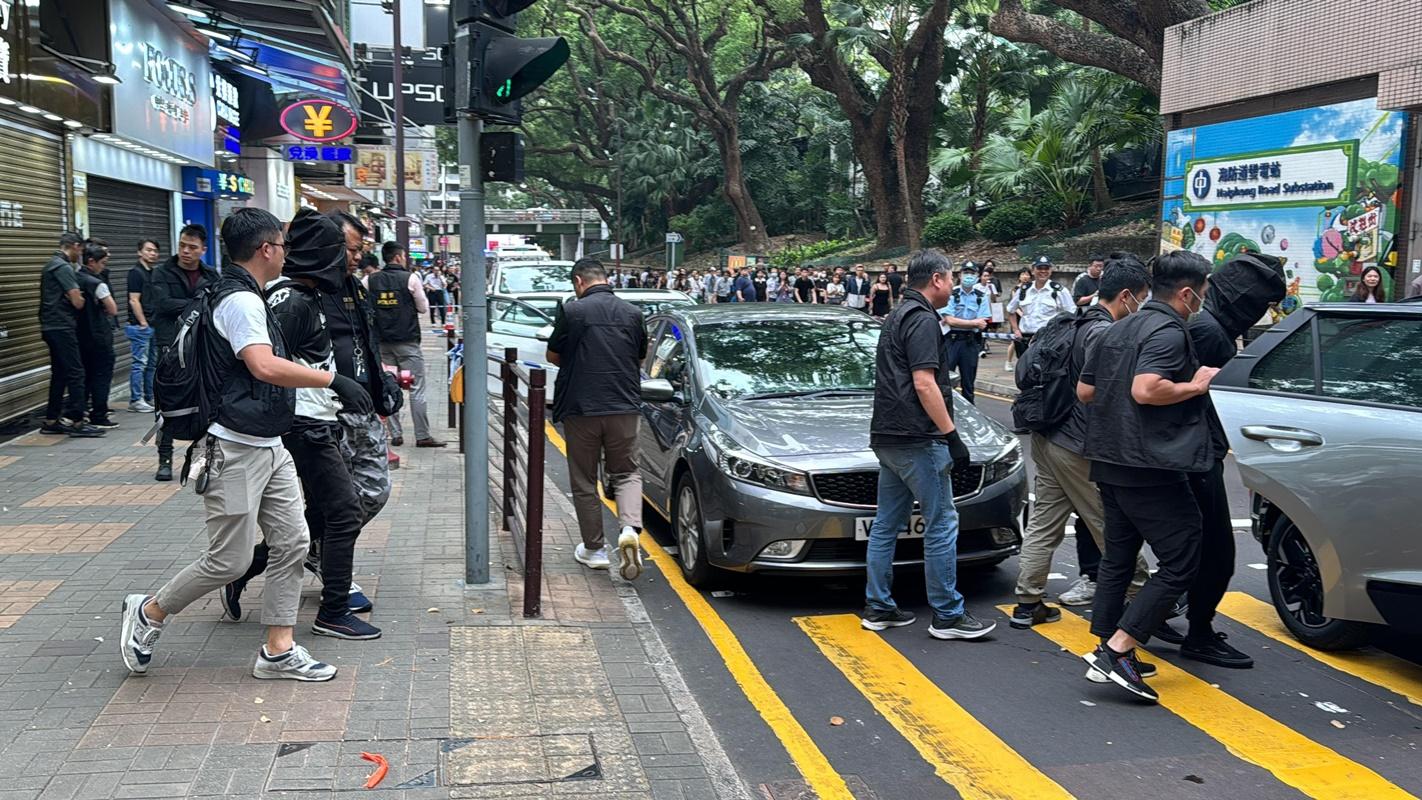 警方當場拘捕5名劫匪。