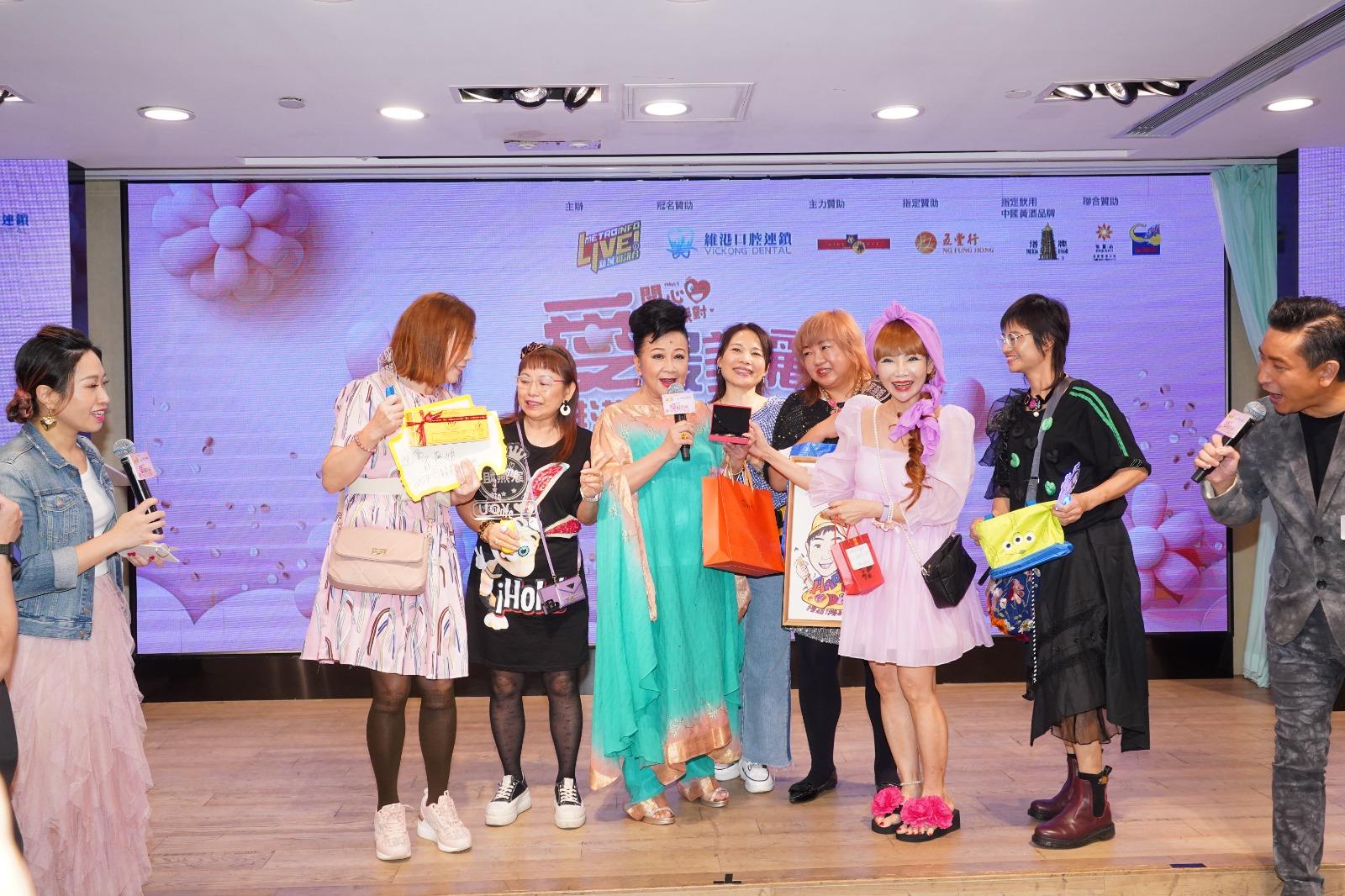 薛家燕fans上台送禮物。