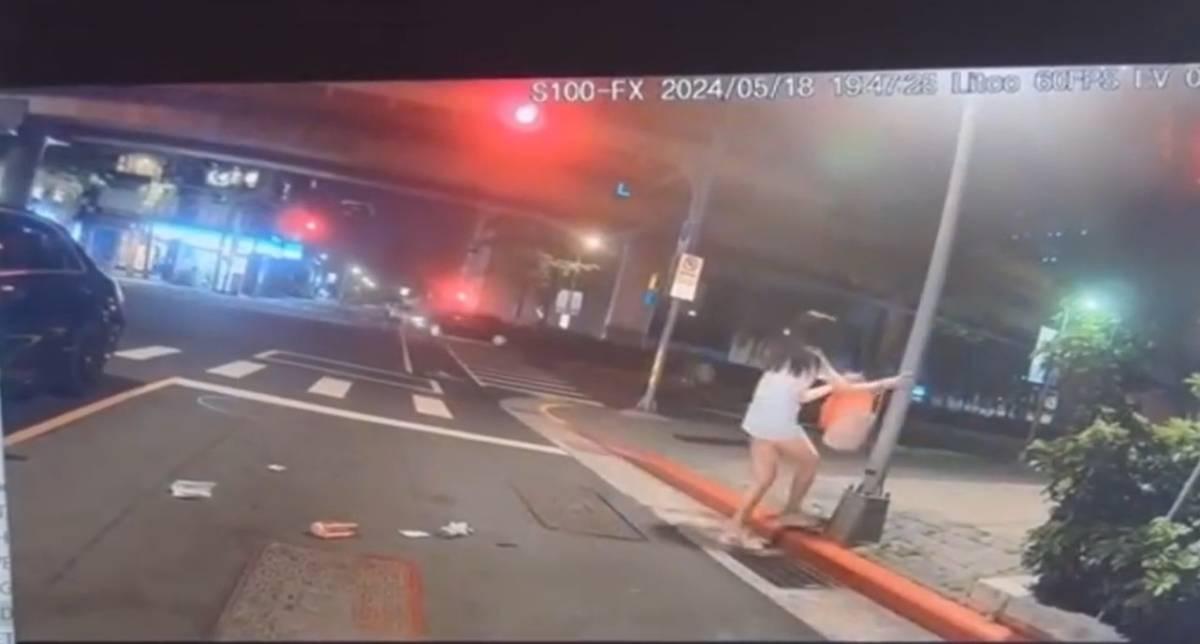 24歲趙姓女子被撞倒後隨即起身走到路旁。(網片截圖)