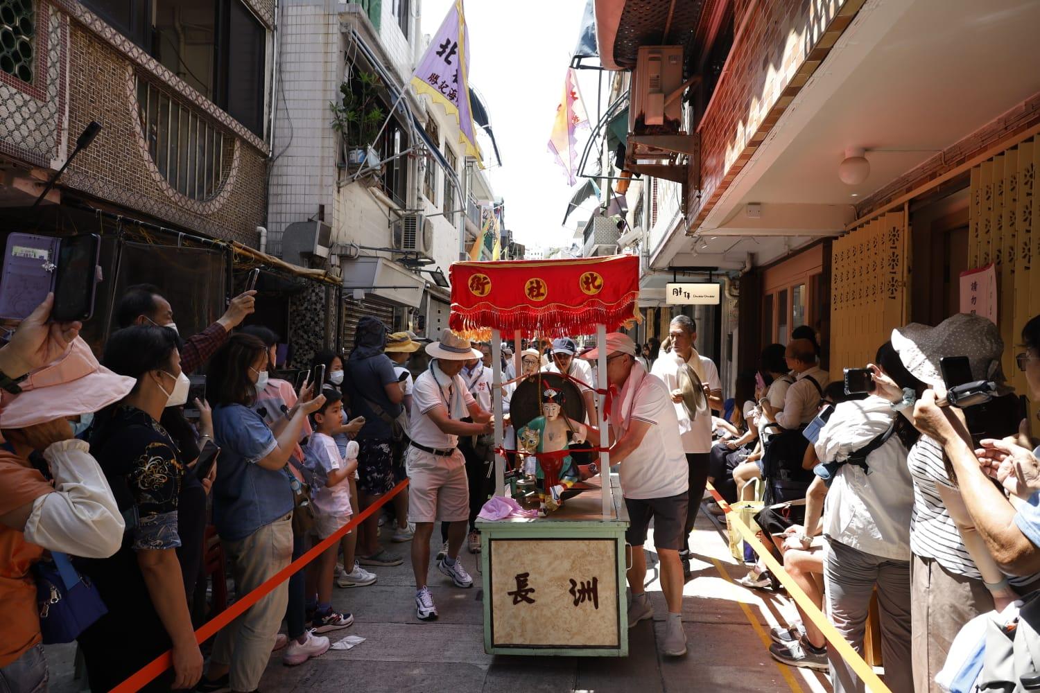 飄色會景巡遊正式開始。(林俊源攝)