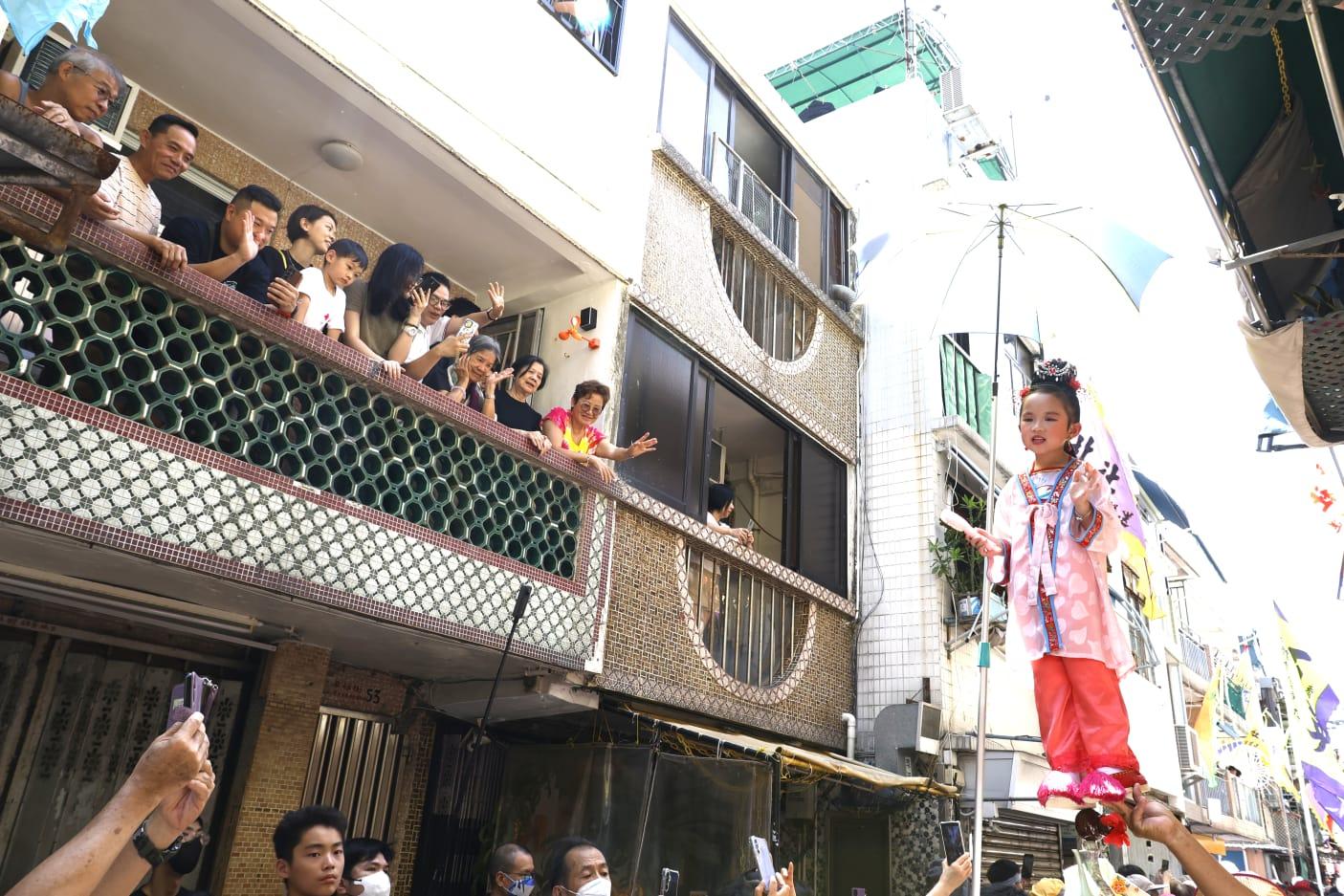 飄色會景巡遊正式開始。(林俊源攝)