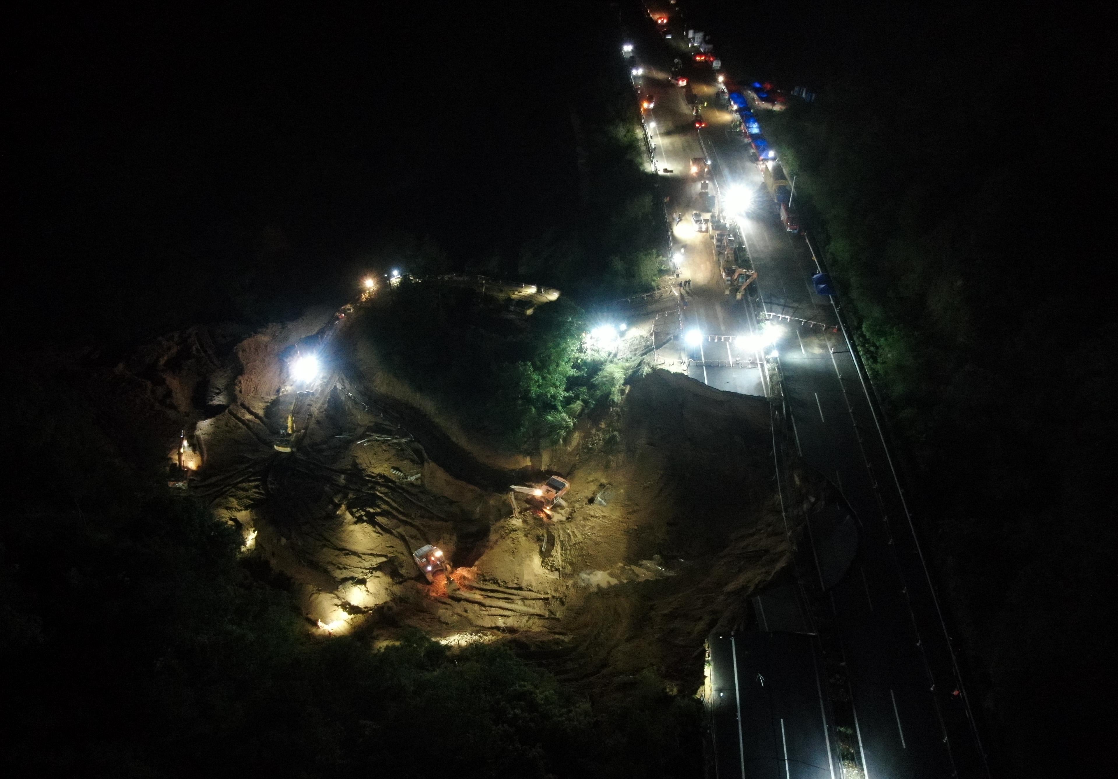 廣東省梅大高速公路大面積路陷,救援人員繼續在現場搜救(新華社)