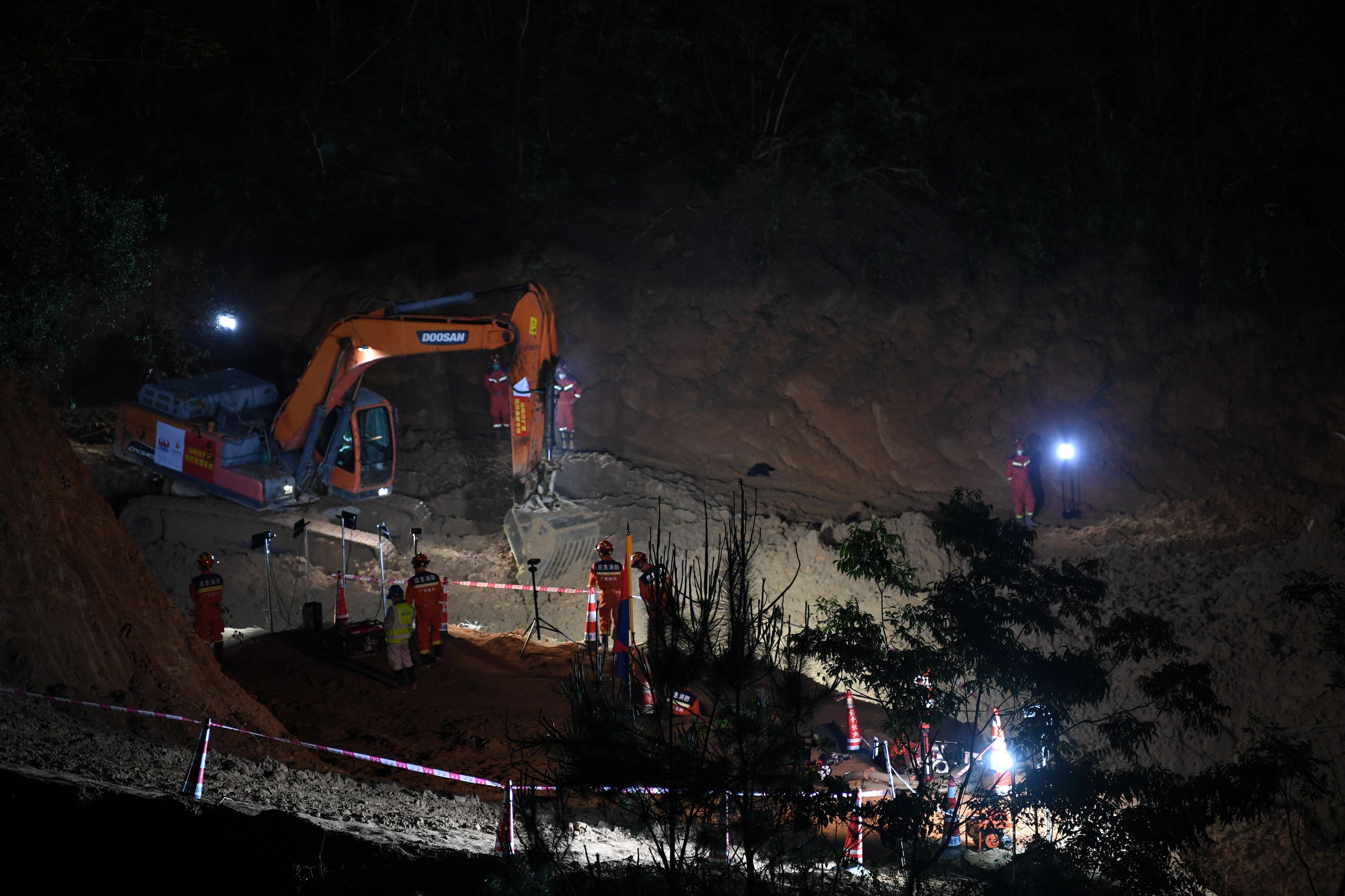 廣東省梅大高速公路大面積路陷,救援人員繼續在現場搜救(新華社)