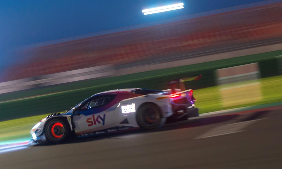 Sky車花的93號法拉利戰車不久後受到後車撞擊,車尾擴散器上的擾流板被撞至嚴重損壞。