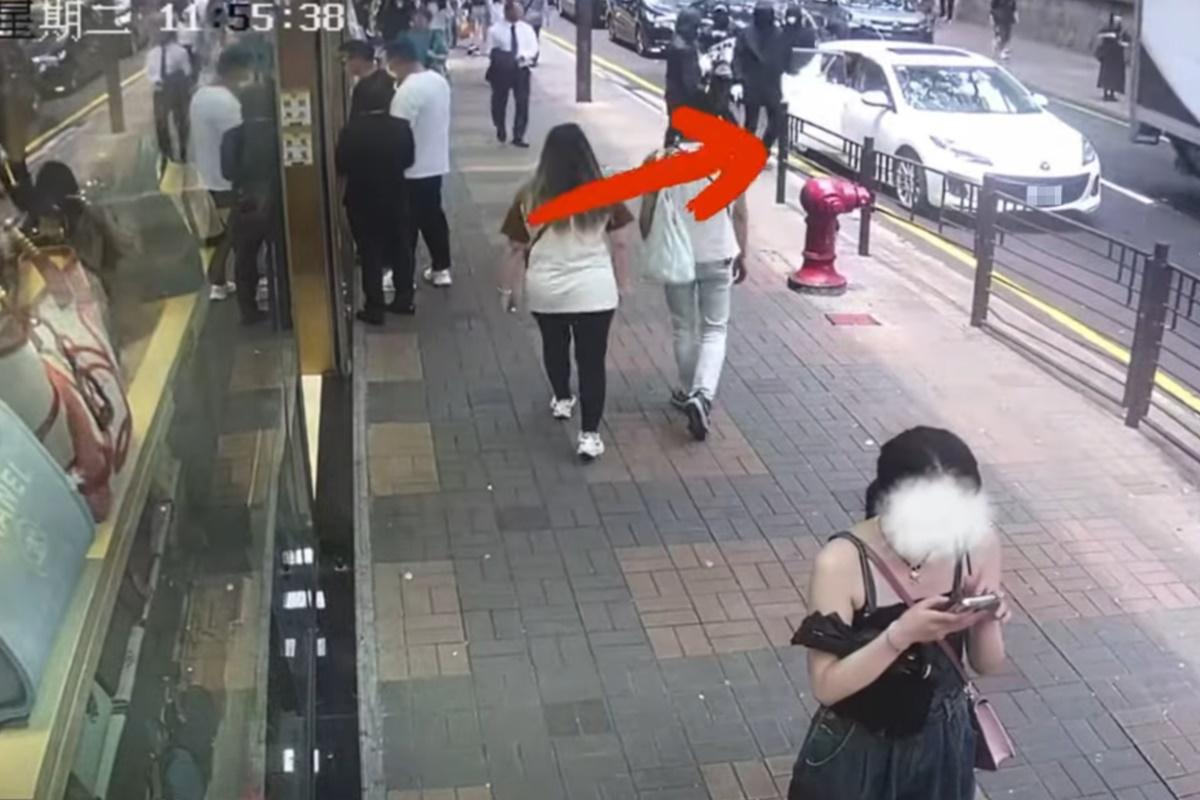 遇劫鐘錶珠寶行公開事發一刻的閉路電視。(名人鐘錶珠寶YouTube片段)