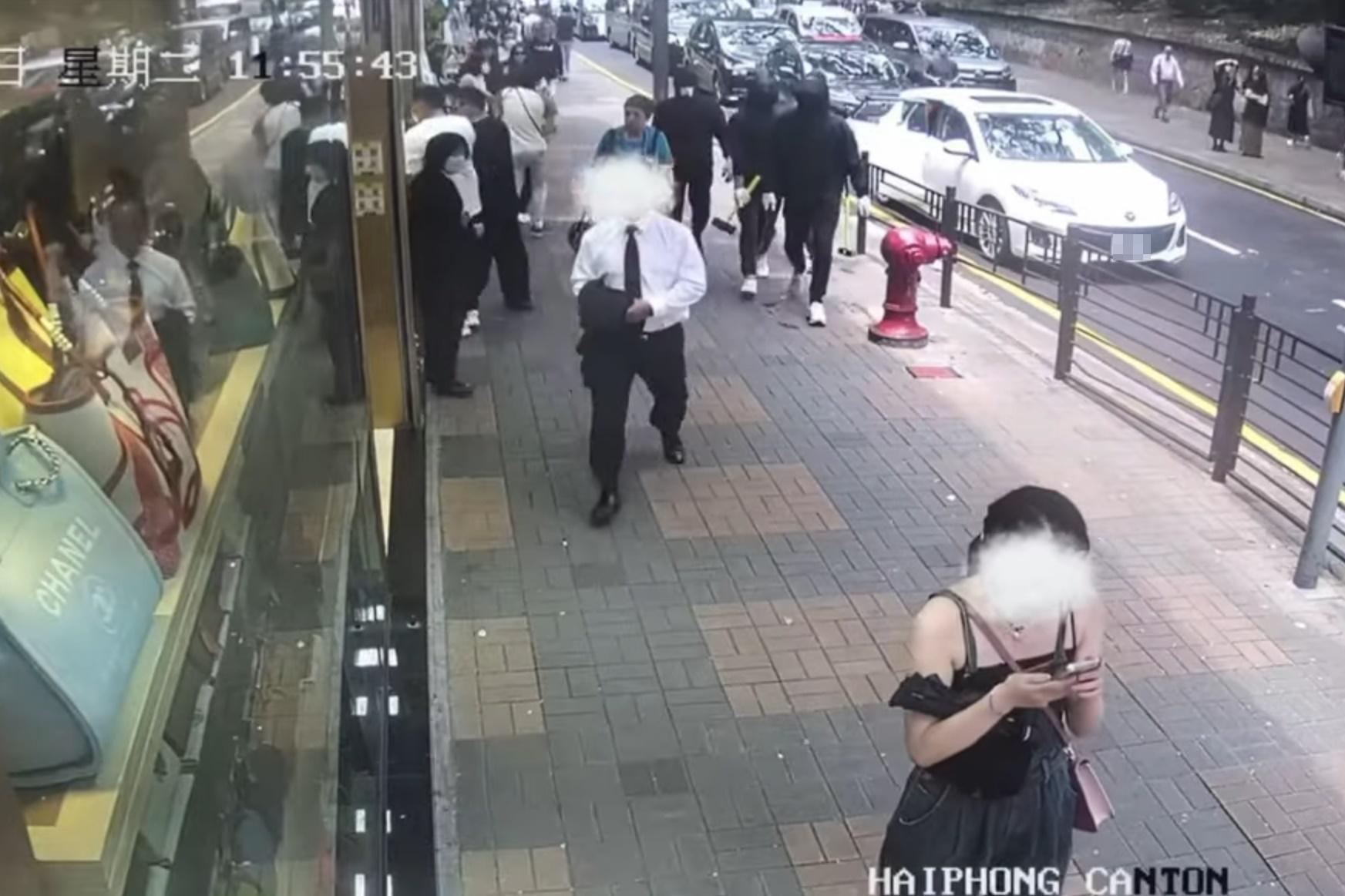 遇劫鐘錶珠寶行公開事發一刻的閉路電視。(名人鐘錶珠寶YouTube片段)