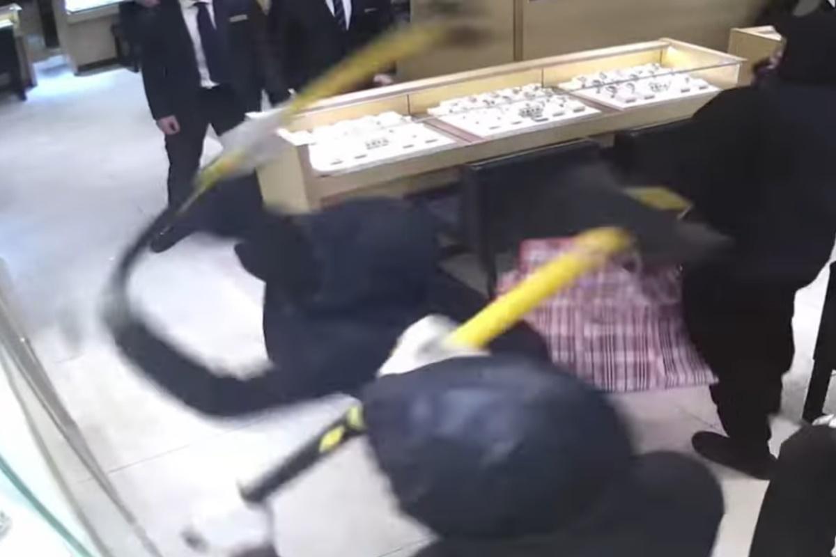 遇劫鐘錶珠寶行公開事發一刻的閉路電視。(名人鐘錶珠寶YouTube片段)