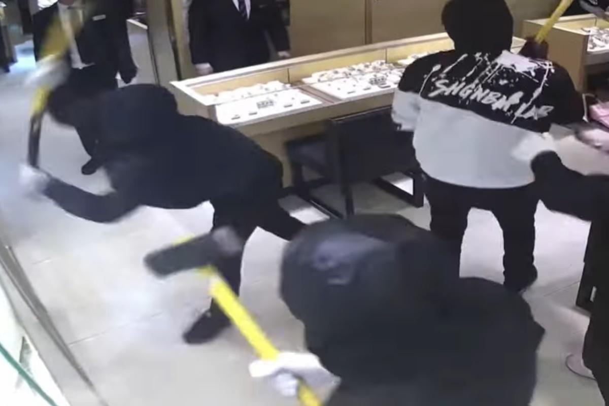 遇劫鐘錶珠寶行公開事發一刻的閉路電視。(名人鐘錶珠寶YouTube片段)