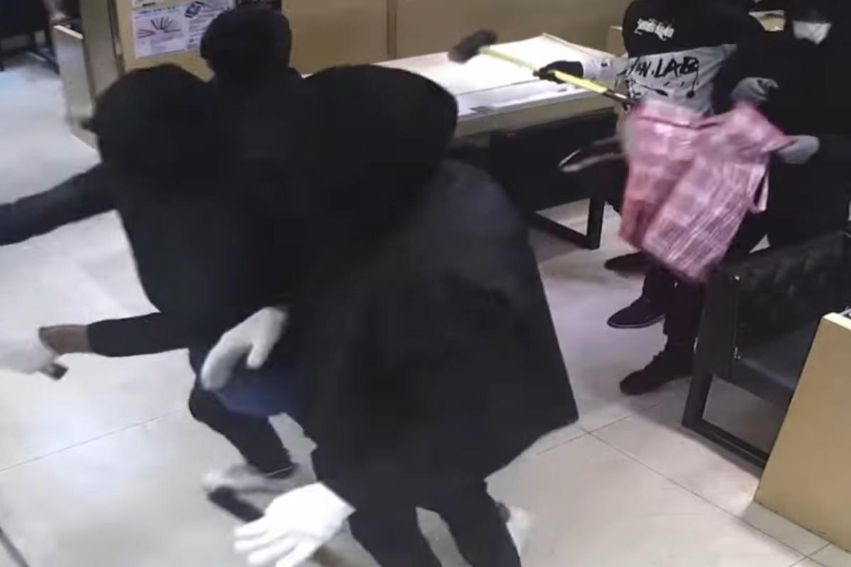 遇劫鐘錶珠寶行公開事發一刻的閉路電視。(名人鐘錶珠寶YouTube片段)