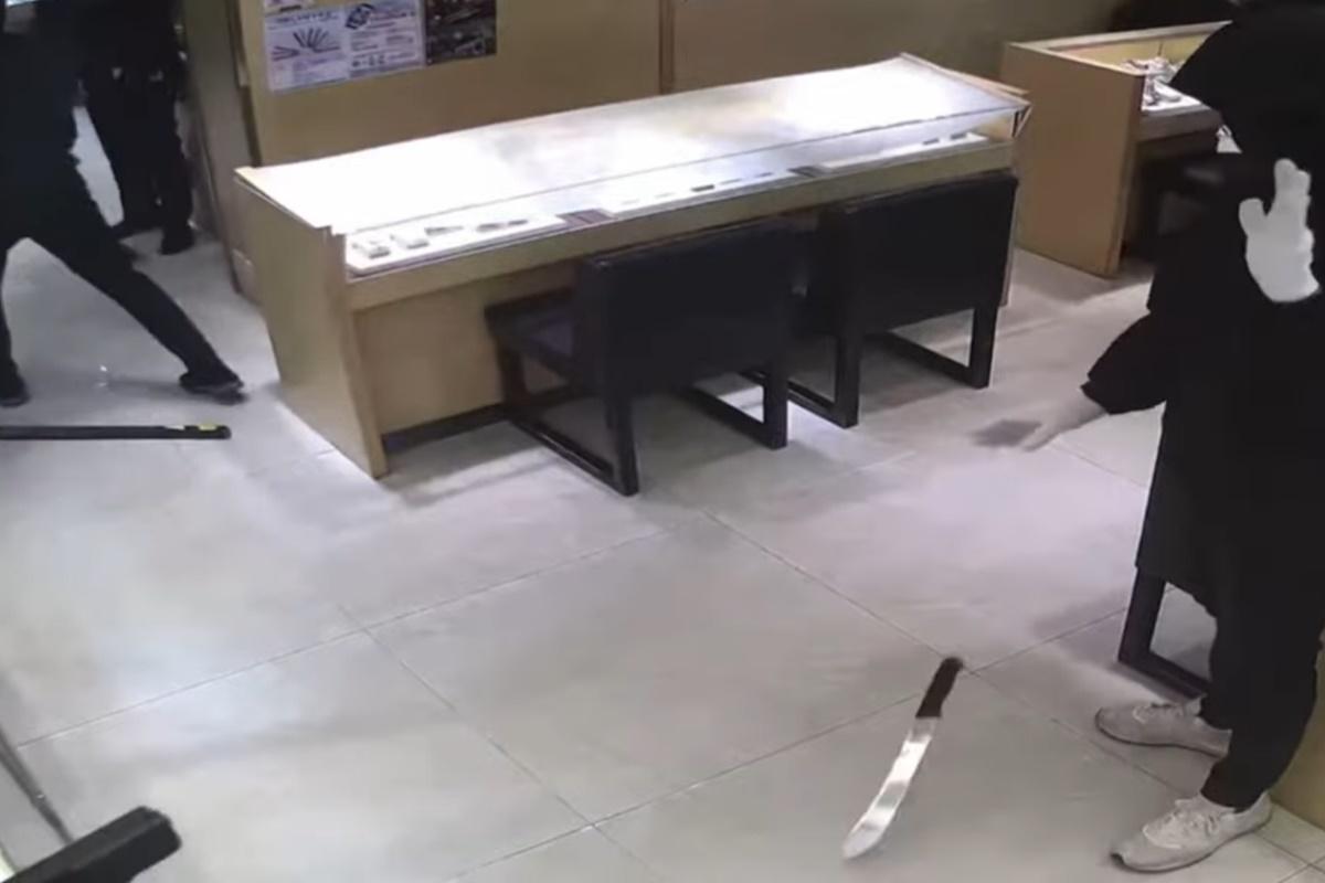 遇劫鐘錶珠寶行公開事發一刻的閉路電視。(名人鐘錶珠寶YouTube片段)