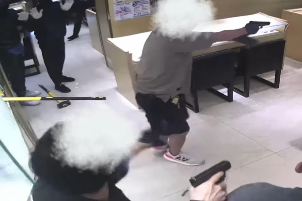 遇劫鐘錶珠寶行公開事發一刻的閉路電視。(名人鐘錶珠寶YouTube片段)