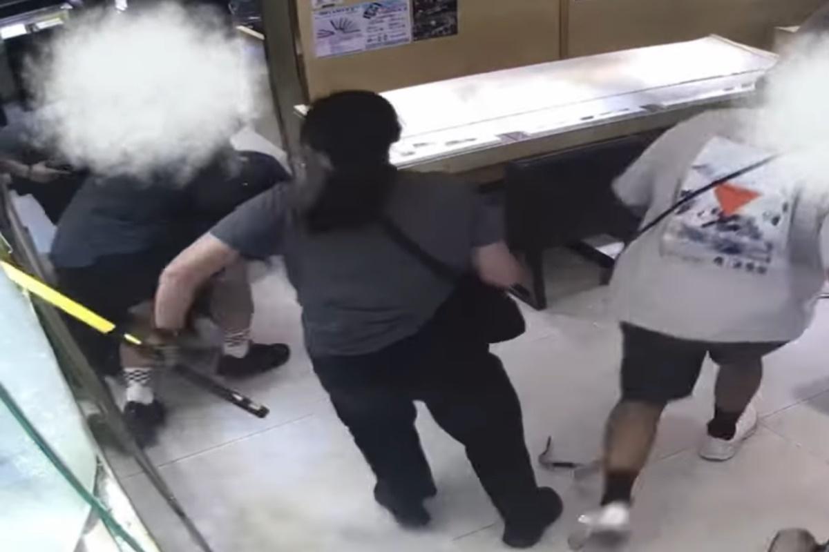 遇劫鐘錶珠寶行公開事發一刻的閉路電視。(名人鐘錶珠寶YouTube片段)