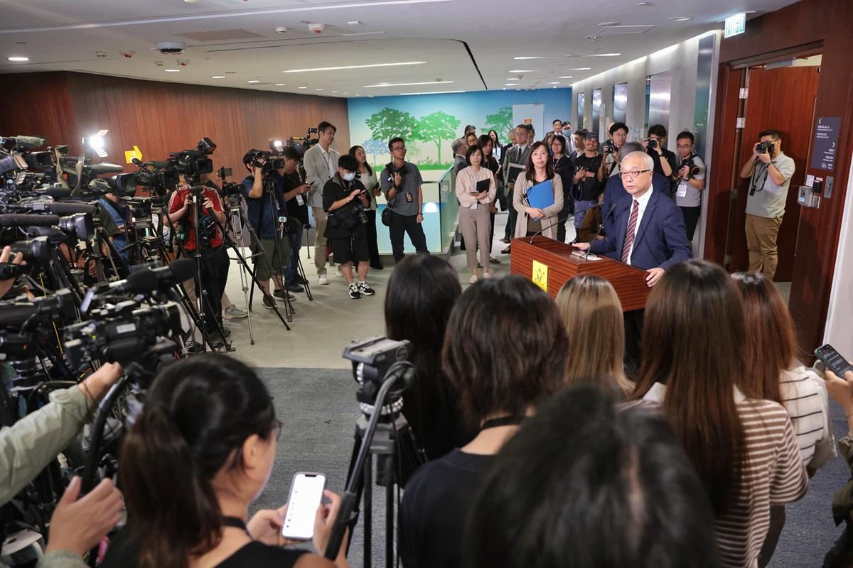 卓永興和謝展寰出席立法會一個委員會聯席會議後見傳媒。(中通社)