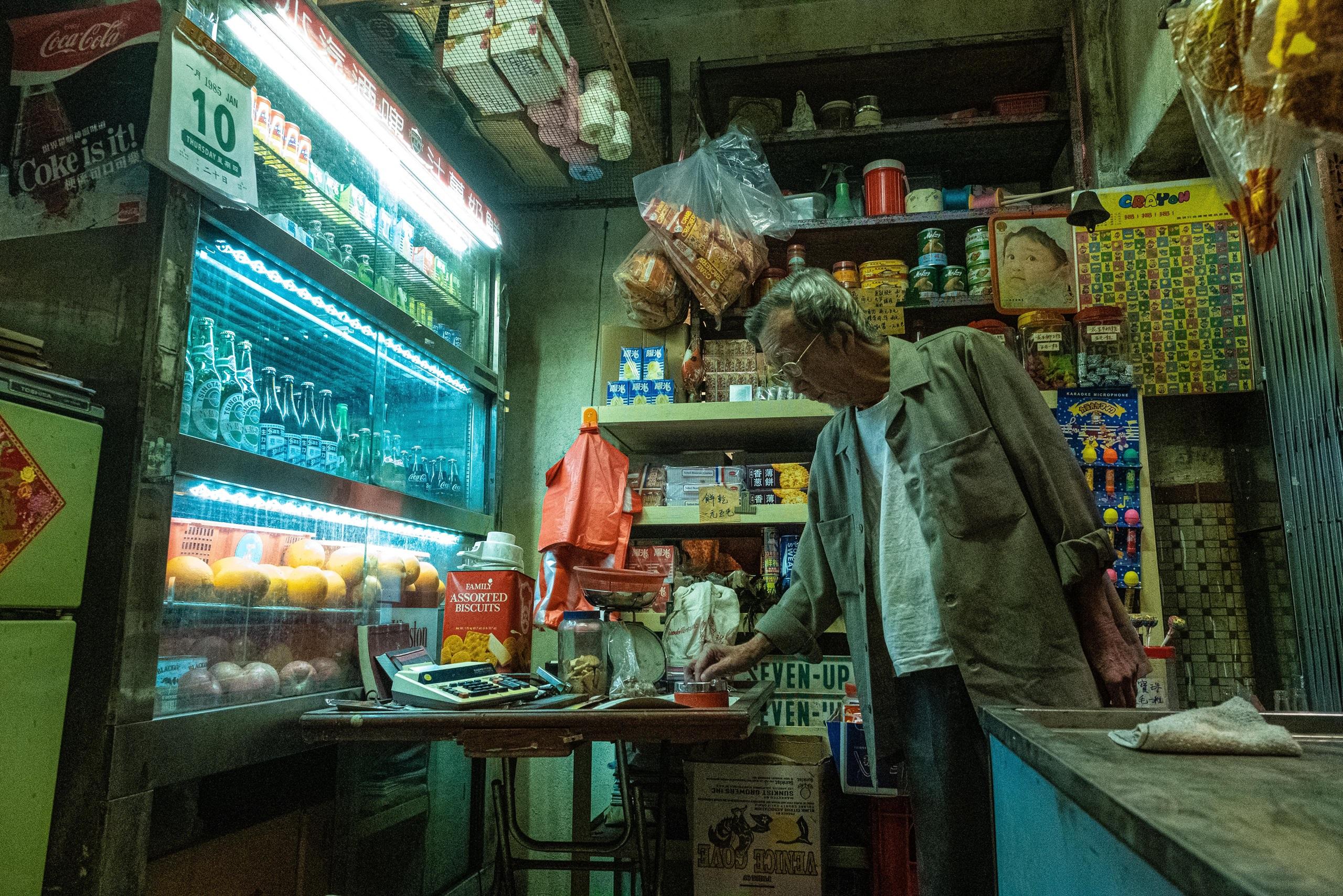 電影《九龍城寨之圍城》斥資5.000萬搭景廠景,務求盡量還原八十、九十年代的城寨面貌。