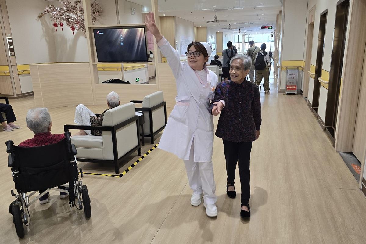 楊婆婆(右)自言在香港勞碌前半生,享受晚年在寬敞的空間享老;左為楊志仙。(機構提供)