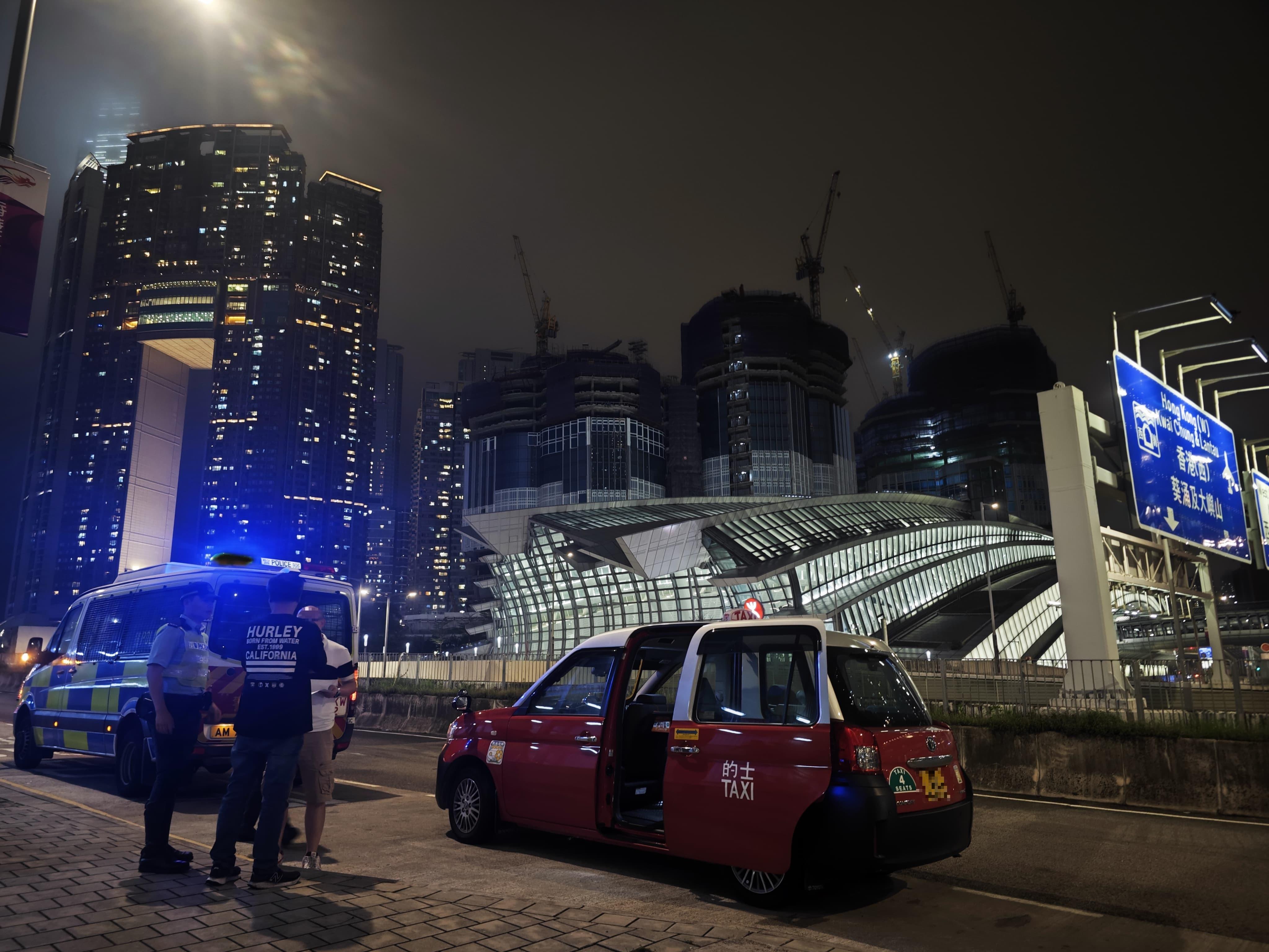 五一黃金周|警打擊的士濫收車資冚旗載客 43歲司機尖沙咀去大嶼山收高一倍被捕