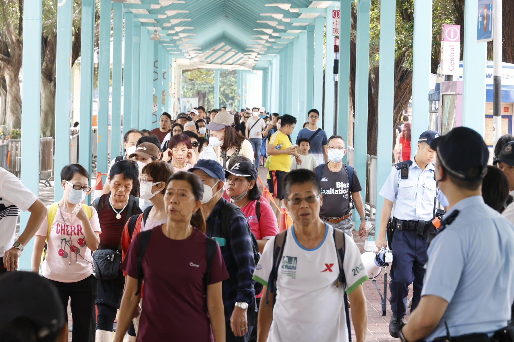 中環碼頭人頭湧湧。(林俊源攝)