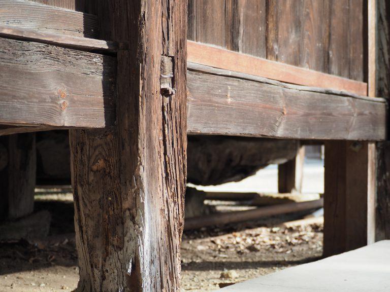 白蟻築巢的幾個現象,包括敲打木製傢俬、牆壁時發出中空的聲音