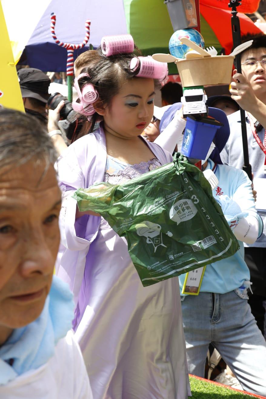 飄色會景巡遊正式開始。(林俊源攝)