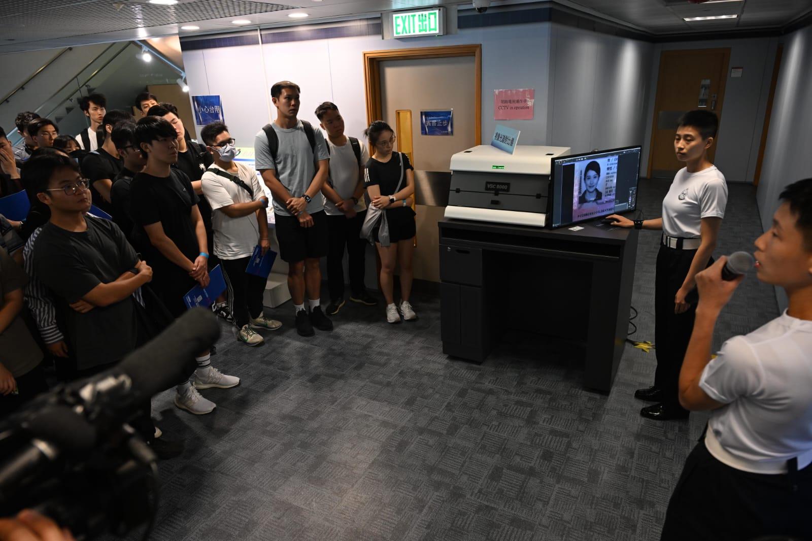 入境處招聘體驗日反應熱烈。(陳奕釗攝)