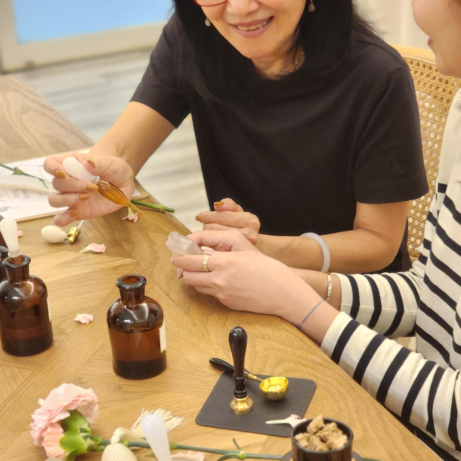 特別推出的《母親節香氣工作坊》一次過為你準備好所有母親節必備元素互動,包括鮮花、手作禮物及工作坊體驗!