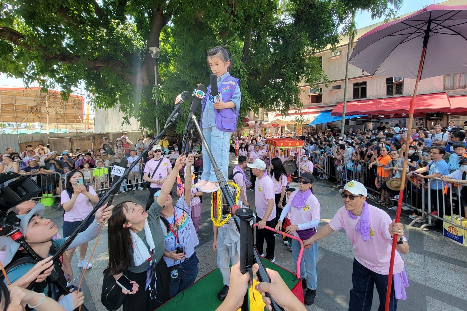 飄色會景巡遊正式開始。(林俊源攝)
