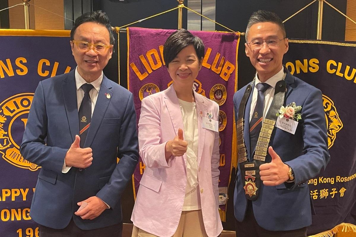 何永賢(中)認為「撤辣」有助市民置業;旁為香港快活谷獅子會會長薛來鏹(右)及香港快活谷獅子會前會長朱丹(左)。(大會提供)