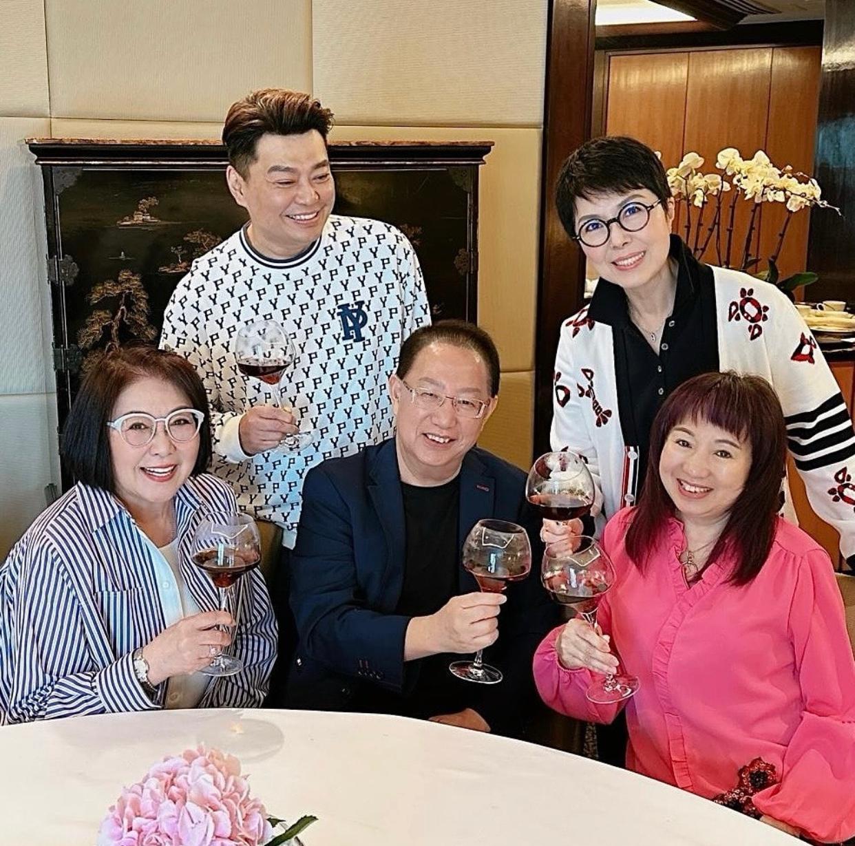 梅小青在IG分享昨日合照。