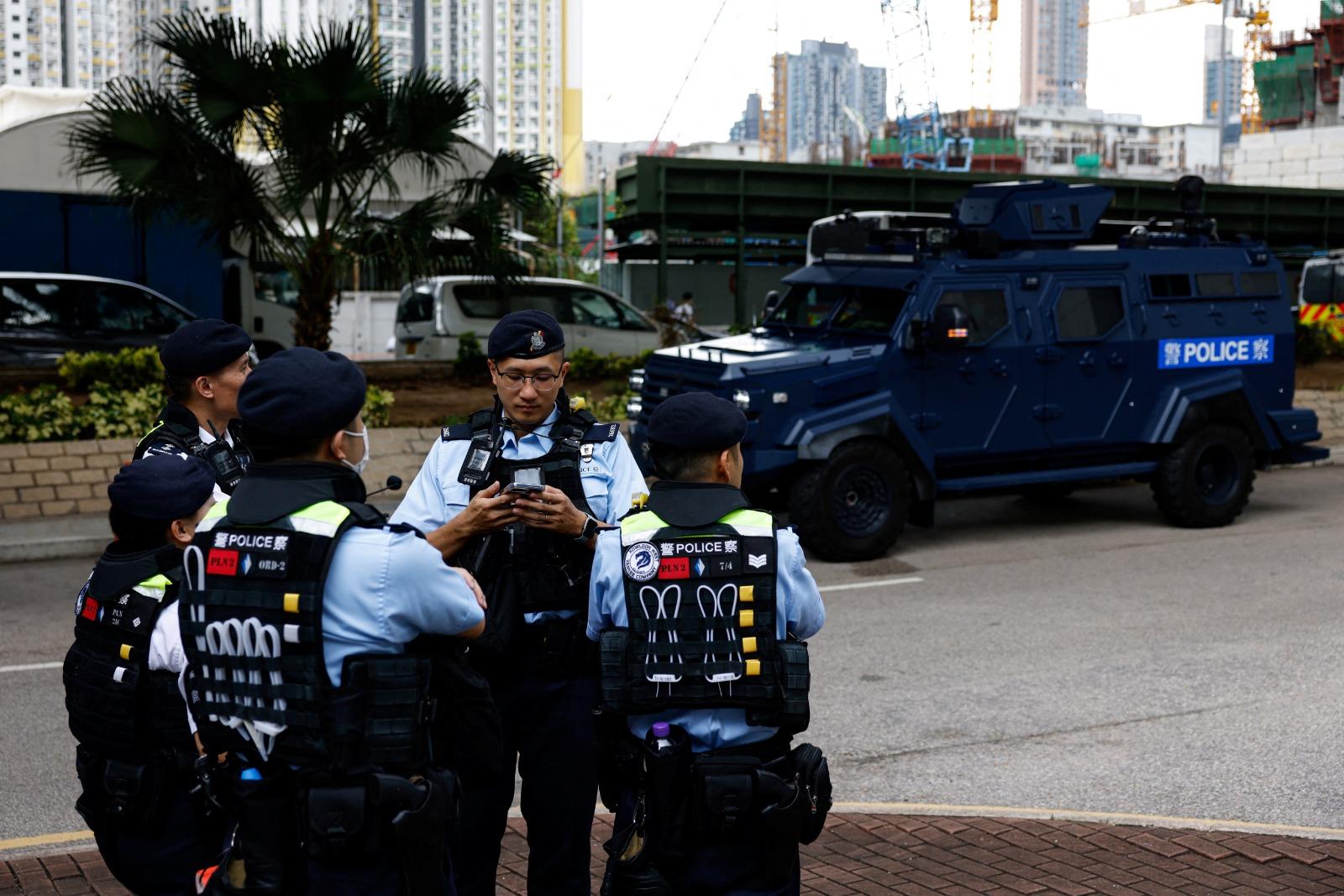 在法院外,現場大批警員及「劍齒虎」裝甲車到場戒備。(路透社)